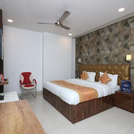 Oyo 9999 Hotel La Wisteria Delhi  Dış mekan fotoğraf