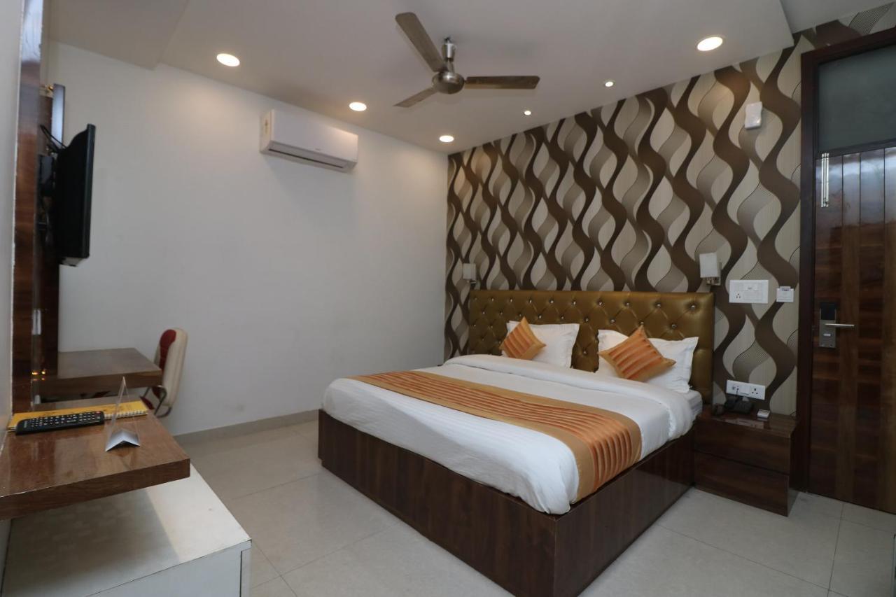 Oyo 9999 Hotel La Wisteria Delhi  Dış mekan fotoğraf