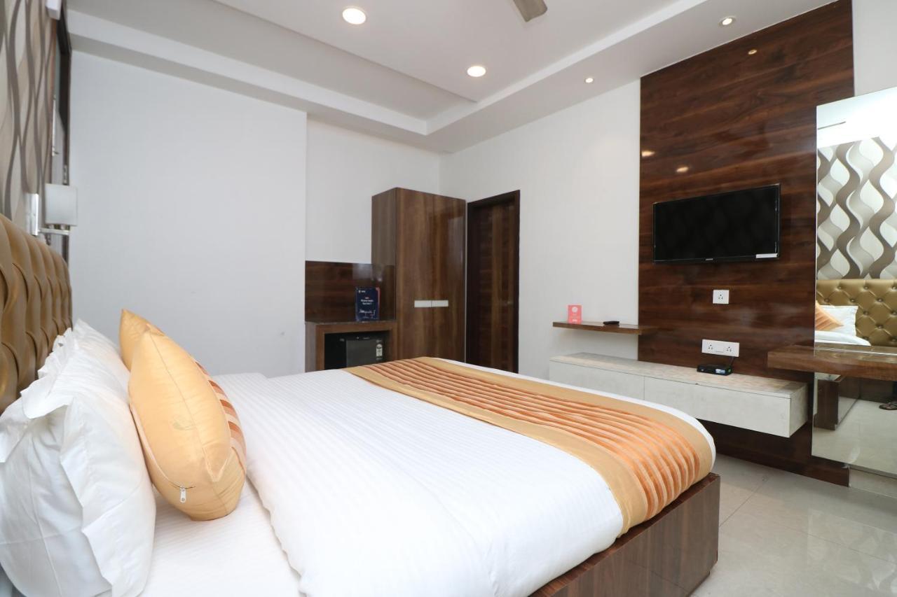 Oyo 9999 Hotel La Wisteria Delhi  Dış mekan fotoğraf